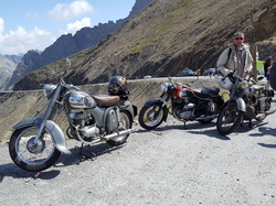La route des Alpes en motos anciennes
